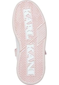 helehele heledast roosast sandaalist, millel on siksak-mustriga talla must ning valge, keskelt läbiva "KARL KANI" logoga reljeefne kiri.