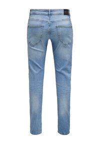Jeans in denim blu chiaro con taglio dritto, cinque tasche e un'etichetta nera in vita. Superficie testurizzata con leggera scoloritura.