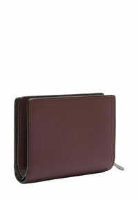 Bordowy portfel ze skóry o gładkiej fakturze, z dwukrotnym składaniem, zaokrąglonymi krawędziami i srebrnym akcentem na suwaku.