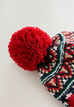 Strickmütze mit einem roten Pompon, die geometrische Muster in Marineblau, Rot, Creme und Grün aufweist. Weiches Wollmaterial, runde Form.