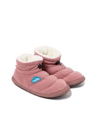 Zapatillas acolchadas rosas con un suave forro de lana blanca, suelas de goma y toggles ajustables para un ajuste seguro. Acento de logo azul en el costado.