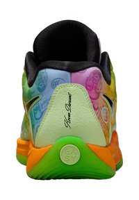 Zapatilla multicolor con una parte superior texturizada en verde menta y rosa, cuello negro, acentos naranjas y gráficos distintivos en el material.