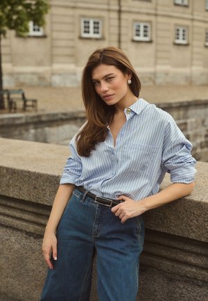 Culture, CUMANGA OVERSIZE SHIRT - Skjortebluser - blue white stripe