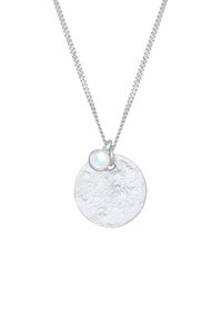 Sølvvedhængsørering med en tekstureret rund skive og en lille iriserende accentsten, hængende på en delikat kæde.