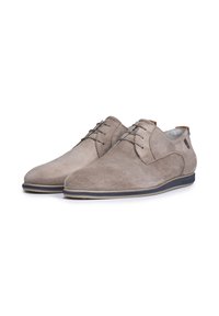 Scarpe grigie scamosciate con una texture liscia, allacciatura frontale, punta arrotondata e una suola scura a contrasto. Branding sottile sul lato.