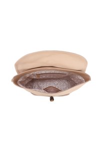 Beige handväska med en slät yta och guldfärgad hårdvara. Insidan har ett mönstrat foder, en ficka med dragkedja och två öppna fack.