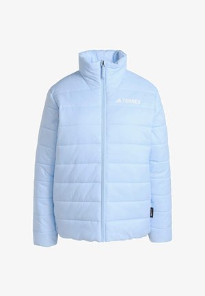 Giacca imbottita azzurro chiaro con colletto alto, design trapuntato, cerniera frontale e piccolo logo bianco sul petto. Texture morbida.