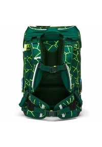 Grüner und schwarzer Rucksack mit einem sechseckigen Muster, gepolsterten Trägern, Netzdetails, verstellbaren Schnallen und reflektierenden Akzenten.