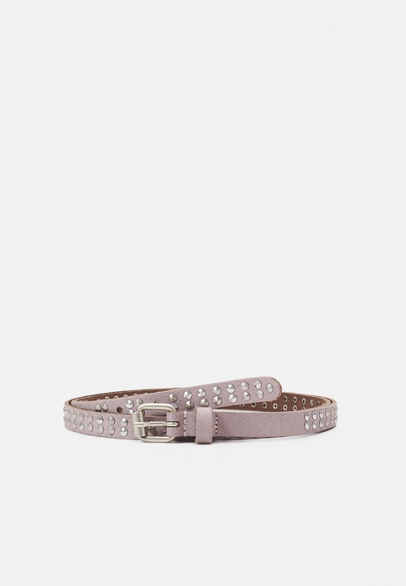 Ceinture en daim violet clair avec des clous ronds argentés et une boucle en métal, posée à plat sur un fond blanc.
