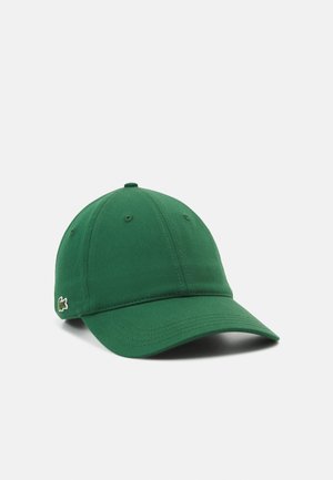 Cappellino da baseball in cotone verde con corona arrotondata, dettagli cuciti e un piccolo logo bianco sul lato. La visiera è leggermente curva.