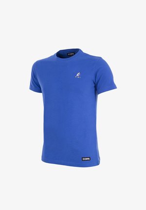 Blauwe katoenen T-shirt met ronde hals, korte mouwen, geborduurd ontwerp van een speler in actie, en een zwart label met "COPA" aan de onderrand.