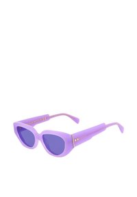 Occhiali da sole in plastica viola con forma a occhio di gatto, lenti colorate e dettagli dorati sulle alette. Texture liscia e design leggero.