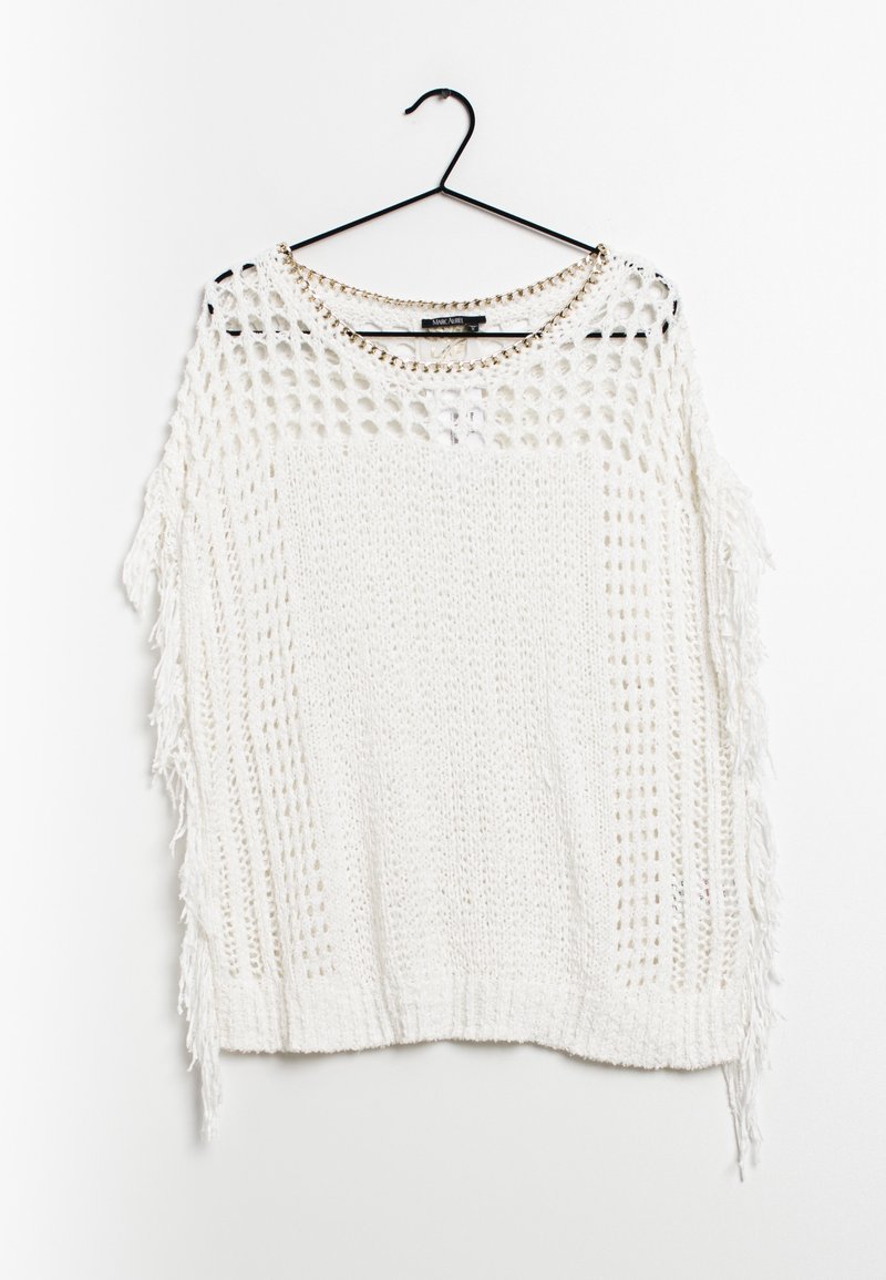 Pull en tricot blanc avec un design à mailles ouvertes. Présente des accents à franges sur les côtés et un col orné de chaînes. Suspendu à un crochet noir.