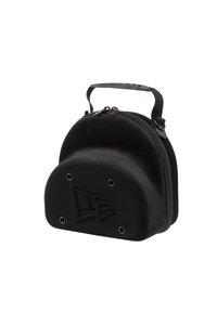 Fekete, lekerekített táska, texturált felülettel, amelyen egy felső fogantyú és cipzáras záródás található. A táska elején dombornyomott logo van.