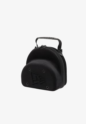 Svart, rundet veske med teksturert overflate, med et håndtak på toppen og glidelås lukking. Embossed logo på fronten.