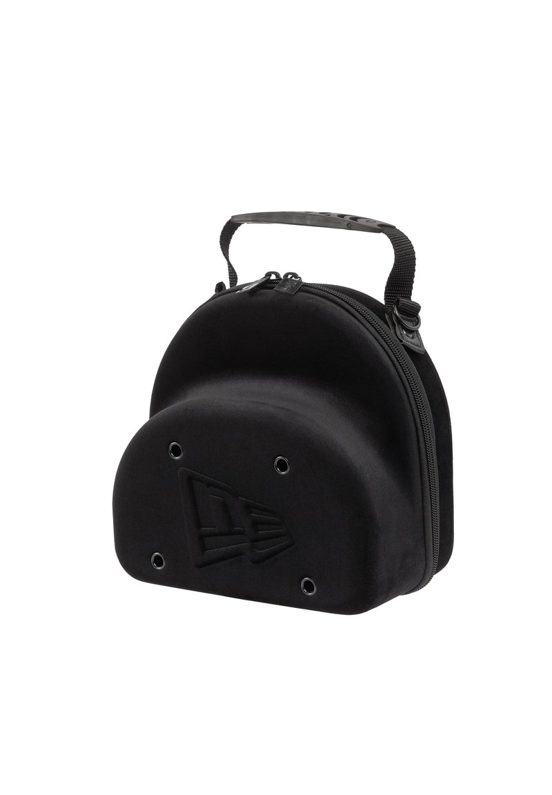 Fekete, lekerekített táska, texturált felülettel, amelyen egy felső fogantyú és cipzáras záródás található. A táska elején dombornyomott logo van.