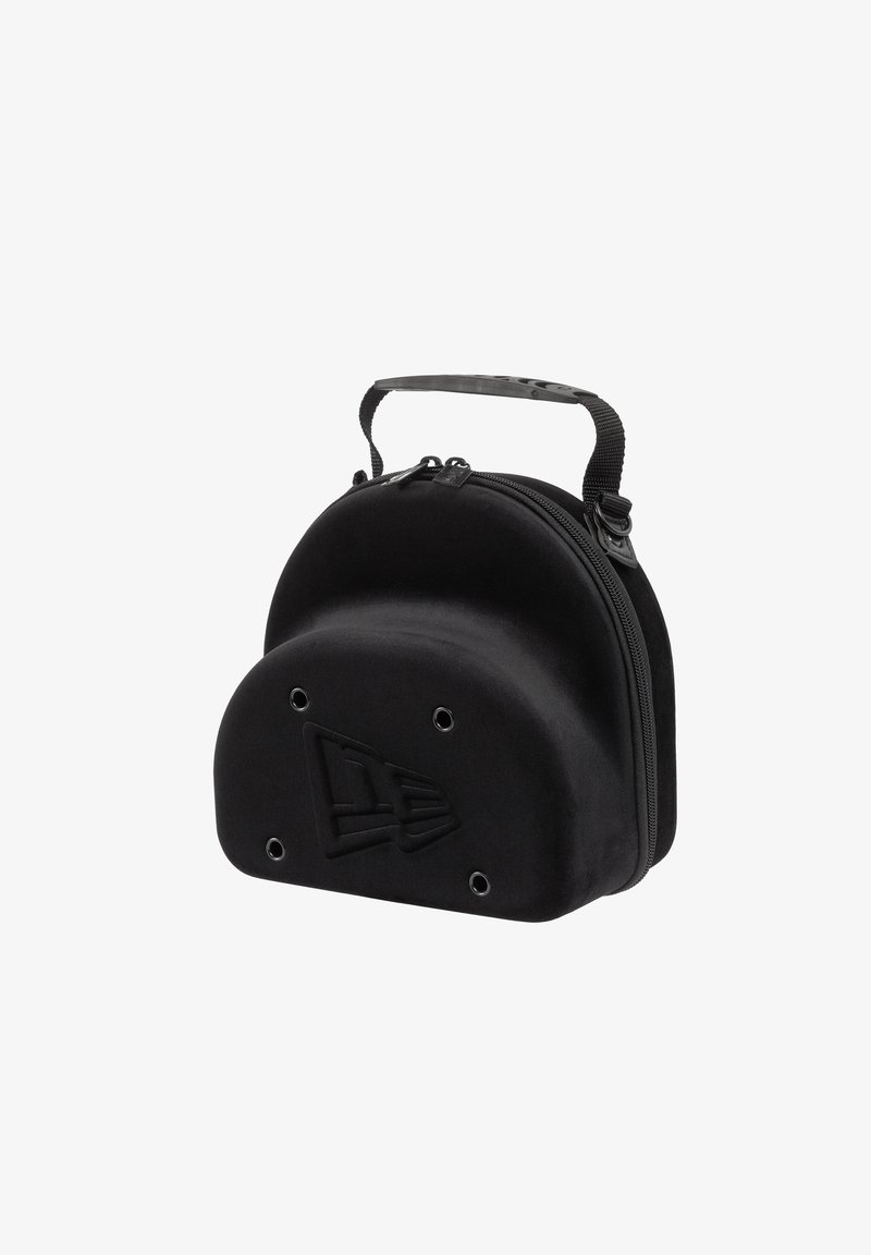 Zwarte, ronde tas met een gestructureerd oppervlak, voorzien van een bovenhandvat en ritssluiting. Geïmpregneerd logo aan de voorkant.