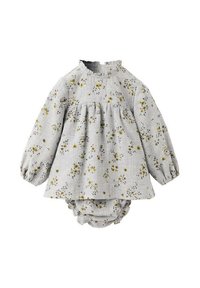 Vaaleanharmaa kukkakuosiset mekko pitkillä hihoilla, kerätty vyötärö ja röyhelökaulus; yhdistetty samanlaiseen kuosiin oleviin haalareihin.