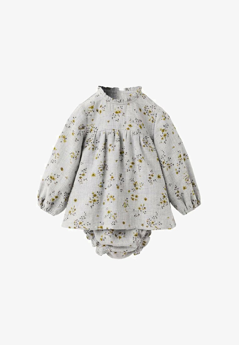 Svijetlosiva cvjetna haljina s dugim rukavima, skupljenim strukom i volanima na izrezu; uparena s odgovarajućim gaćicama koje imaju sličan uzorak.