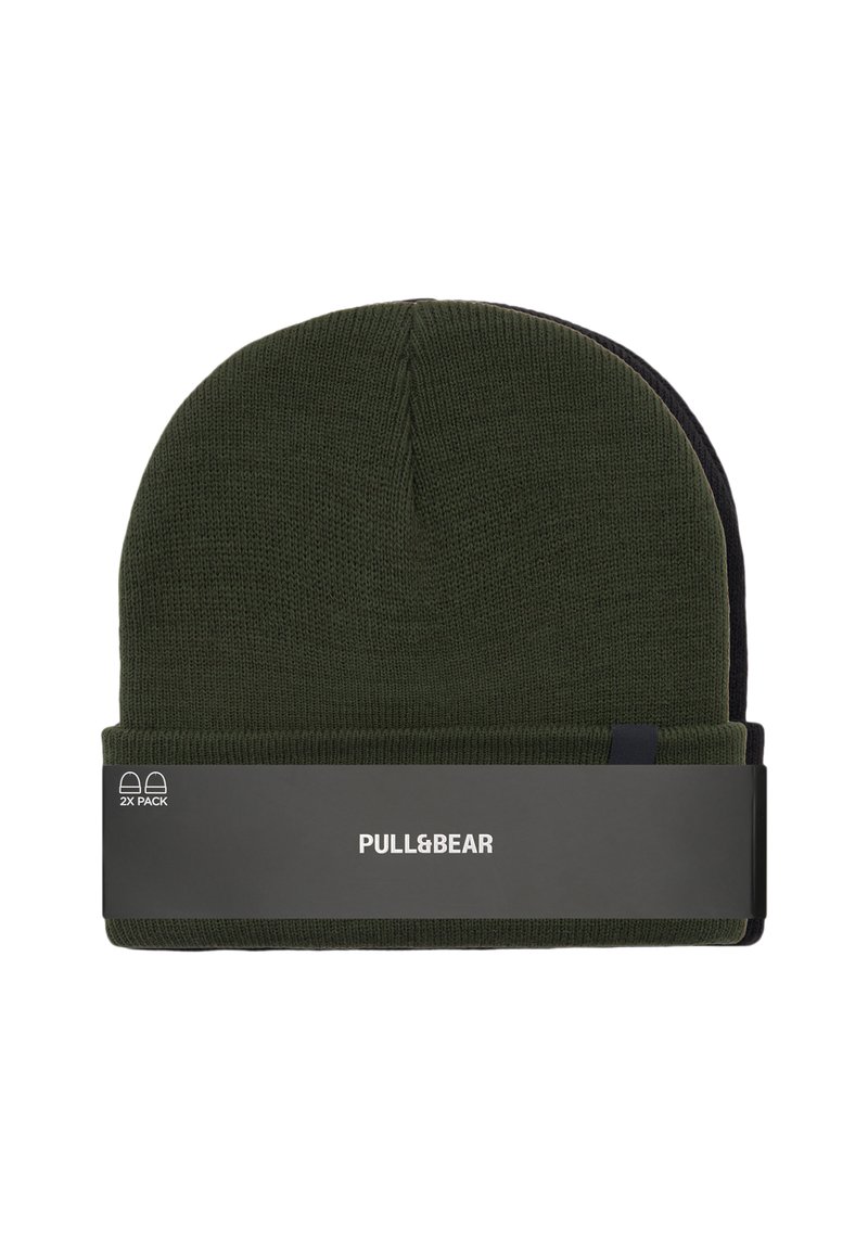 Dvoudílná sada čepic: jedna olivově zelená a jedna černá. Obě jsou pletené s hřebínkovým vzorem, mají ohnutý lem a disponují štítkem s logem "PULL&BEAR".