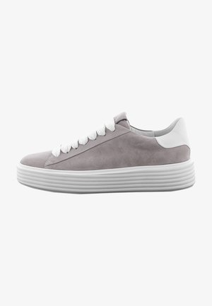 Sneaker en suède gris avec des lacets blancs, présentant une semelle texturée surélevée et un accent blanc sur le talon. Design à bout rond et plat.