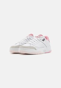 Sneakers bianchi con dettagli rosa, tomaia in morbida pelle, punta in suede grigia, lacci bianchi e suola in gomma texturizzata. Logo Fila sul lato.