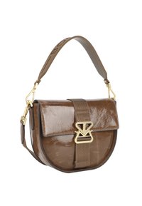 Borsa in finta pelle marrone con una forma arrotondata, dotata di dettagli in oro e una tracolla piatta con branding in rilievo. Chiusura con una fibbia decorativa.