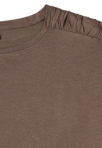 Camiseta marrón de cuello redondo con detalle de tela fruncida en la costura del hombro, mostrando un primer plano de la parte superior frontal y el escote.