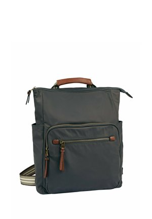 Mochila de nailon gris con un asa de cuero, que cuenta con un compartimento principal con cremallera y un bolsillo frontal con cremallera. Incluye una correa ajustable a rayas.