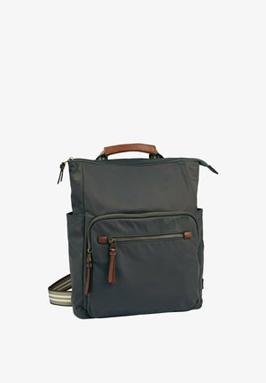 Mochila de nailon gris con un asa de cuero, que cuenta con un compartimento principal con cremallera y un bolsillo frontal con cremallera. Incluye una correa ajustable a rayas.