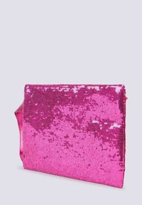 Borsa a pochette rosa con paillettes, dalla superficie liscia e forma rettangolare. Presenta una finitura metallica e un design semplice a piegatura.