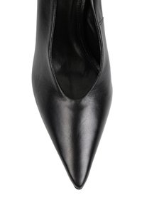 Czarna skórzana szpilka z wydłużonym noskiem, o eleganckim designie i gładkiej fakturze, z otwartymi bokami i minimalistyczną konstrukcją.