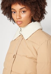 JDY JDYVESLA SHORT PADDED JACKET - Veste d'hiver - tannin