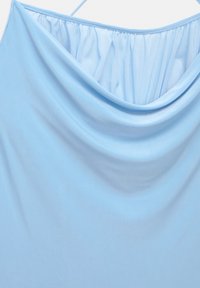 Tissu drapé bleu clair avec une texture douce. Présente un décolleté froncé et des bretelles fines, créant une silhouette fluide.