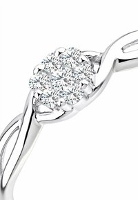 Sudraba gredzens ar apaļām, mirdzošām dimantiem puķu formā, ar savītas joslas dizainu, kas piešķir papildu tekstūru.