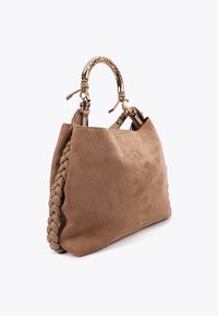 Borsa a tracolla in corduroy color cammello con un lato intrecciato e un manico decorativo dorato, che mette in evidenza una superficie morbida e texture.