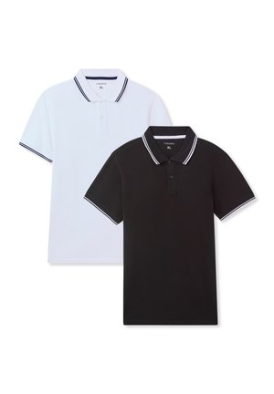 Due magliette polo, una bianca e una nera, entrambe con colletto classico con accenti bianchi, maniche corte e pattina con bottoni.