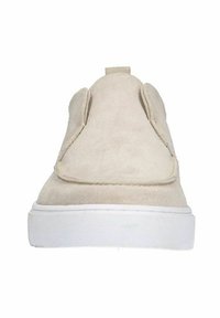 Helle beigefarbene Wildlederschlupfschuhe mit niedrigem Profil, gepolsterten oberen Kanten und einer weißen Gummisohle. Mit einer Zuglasche an der Rückseite.