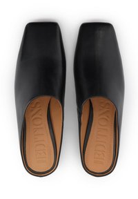 Mules ouvertes en cuir noir avec un design à bout carré. Texture de surface lisse et semelle intérieure beige avec détail de marque embossé.