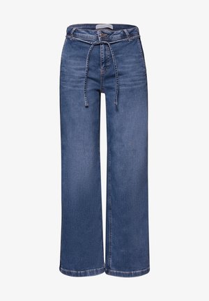 Pantalones vaqueros azules de pierna ancha con cintura alta y cinturón de tela ajustable anudado al frente, con cierre de botones y cremallera.