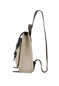 Beżowa skórzana torebka o sztywnym fasonie, z brązowym paskiem na ramię oraz bocznymi detalami, które dodają tekstury.