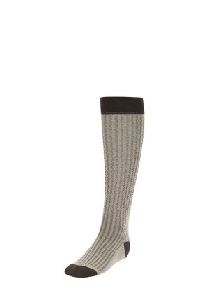 Calcetines hasta la rodilla en gris claro con un patrón de chevron texturizado, con un borde y puntera en marrón oscuro. Fabricados con tela suave.