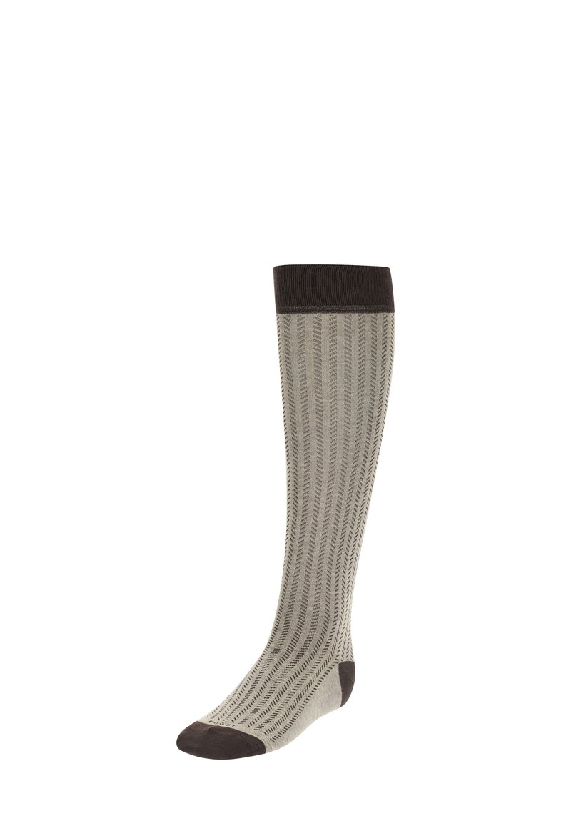 Ceļgala augstuma zeķes gaiši pelēkā krāsā ar teksturētu ševronu rakstu, ar tumšāka brūna malām un pirkstu daļām. Izgatavotas no mīksta auduma.