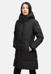 Sort puffet jakke med hætte, med lynlås foran, diagonalt syningsmønster, to sidelommer og elastiske detaljer på ærmerne.