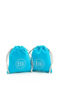 Dva tirkizna šuplja ruksaka s mekanom tkaninom. Svaki ruksak ima bijeli okrugli logo utisnut s natpisom "Elli by Julie & Grace."