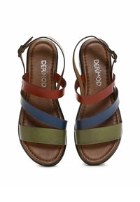 Sandalias planas multicolores con plantilla de cuero marrón, que presentan correas anchas en rojo, verde, azul y marrón. Diseño de parte trasera abierta.