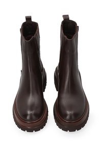 Hnědé kožené kotníkové boty s hladkým povrchem, texturovanými bočními panely, poutky na nošení a masivními gumovými podrážkami pro lepší přilnavost.