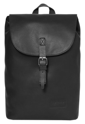 Zwarte leren rugzak met een klep bevestigd met een gesp en een bovenhandvat, met een subtiel Eastpak-logo aan de voorkant.
