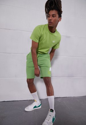 ALUMNI - Shorts - chlorophyll