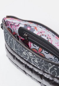 Szara, wzorzysta kopertówka z błyszczącą, srebrną częścią. Wewnątrz znajduje się kolorowa, kwiatowa podszewka oraz kieszonka na zamek.